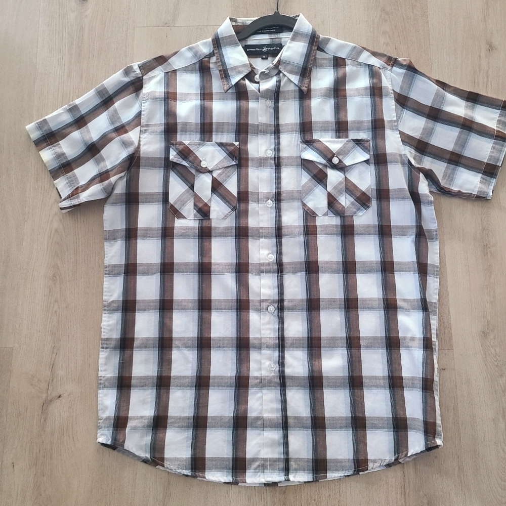 Short Sleeve Buttondown Plaid Shirt w/ Front Pockets - Medium